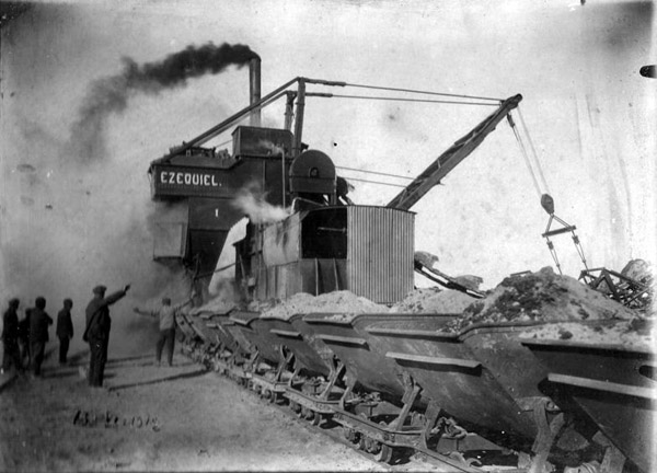 Neuquendredgerwithskipssmall